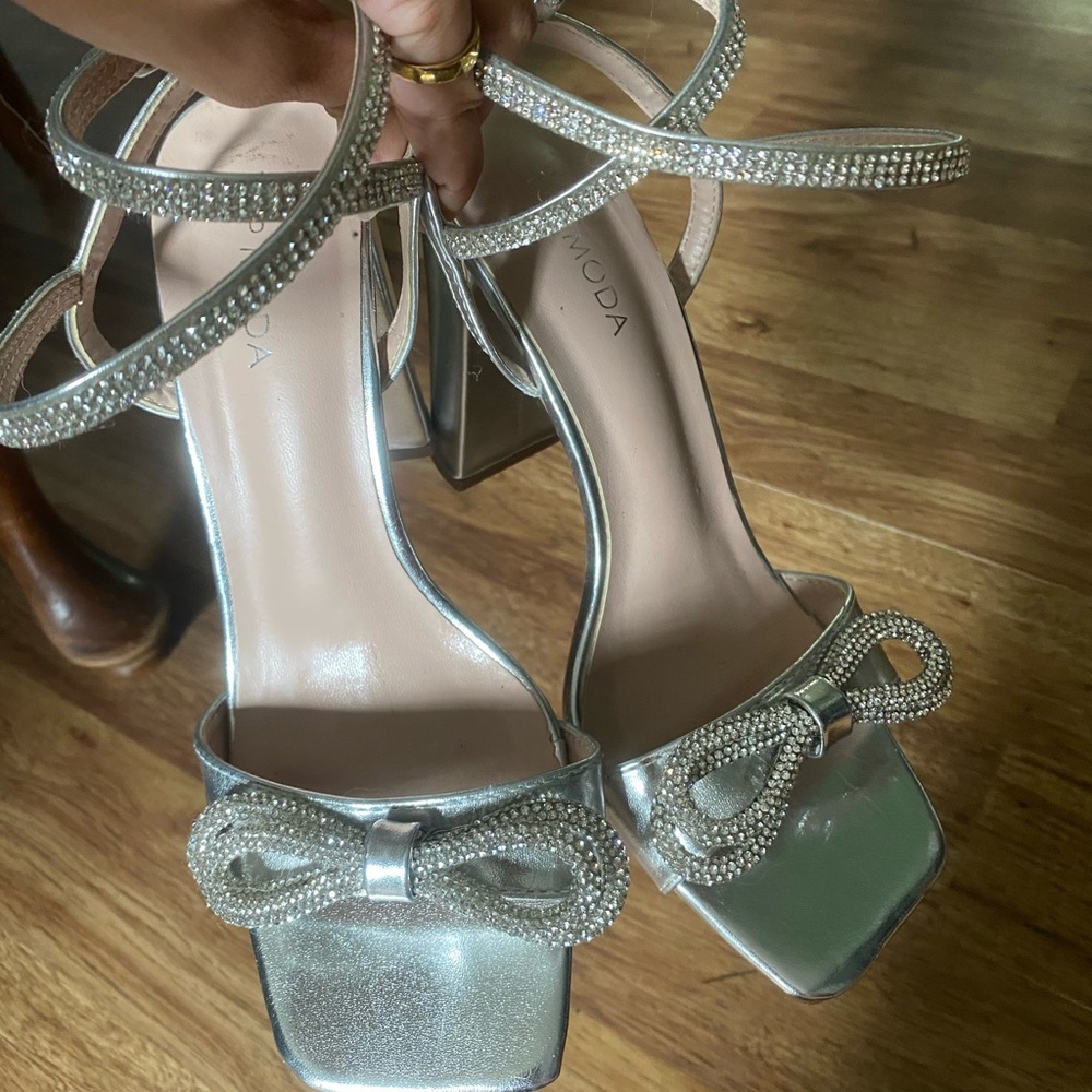 Moda Shimmering Silver Bow Heels